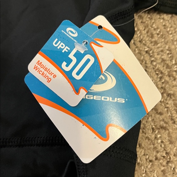 Black Cropped Rash Guard - Picture 3 of 4